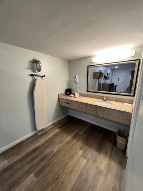 Continental Inn and Suites image 3