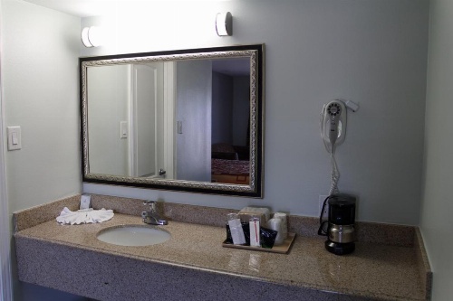 Continental Inn and Suites image 8